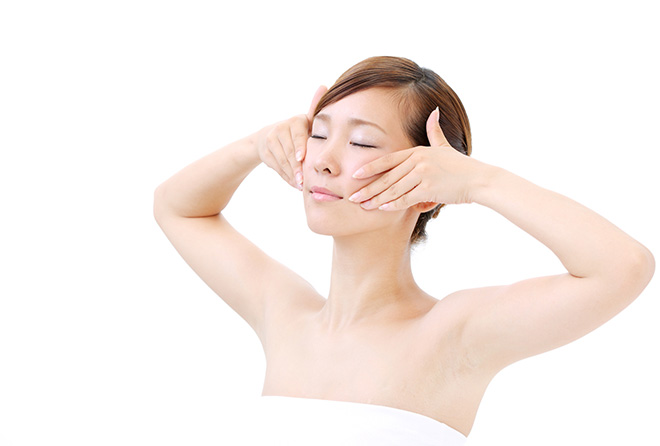 正しいリンパマッサージは「揉む」より「さする」が効果的
