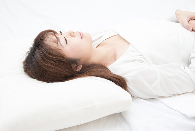 低反発枕なのに肩が凝る?! 正しい枕の選び方