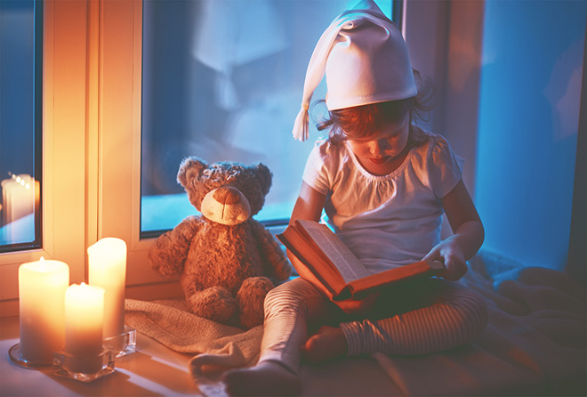 「暗い部屋で本を読むと目が悪くなる」に根拠は無かった!