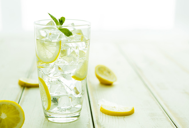 コップ1杯飲むだけでスゴイ効果の“レモン水ダイエット”