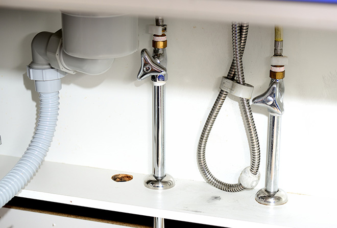 お部屋がドブ臭いなんてイヤ! 排水口の臭いを取る方法