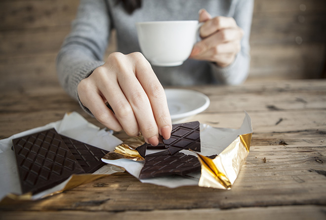 【朗報】ひとかけらのチョコレート習慣が血圧と美肌を守る!