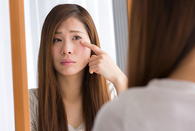 目に異物感が!でも目の中に何も入っていないのはなぜ?