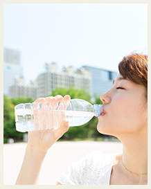 水を飲む女性