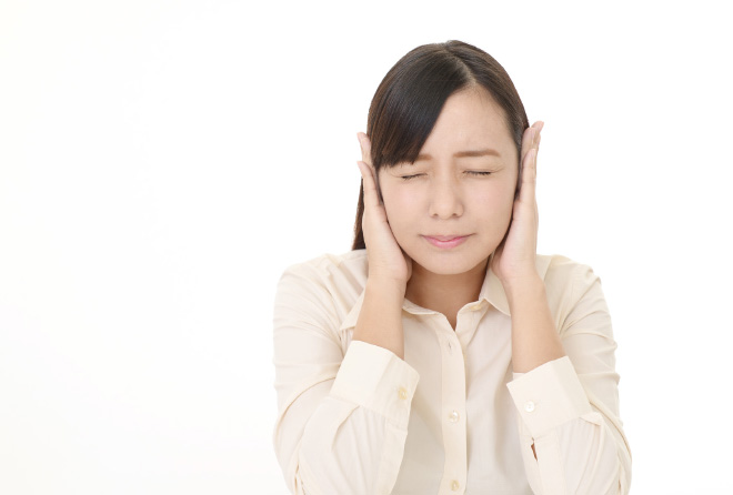 飛行機などで起こる「耳詰まり」と解消法の「耳抜き」のやり方